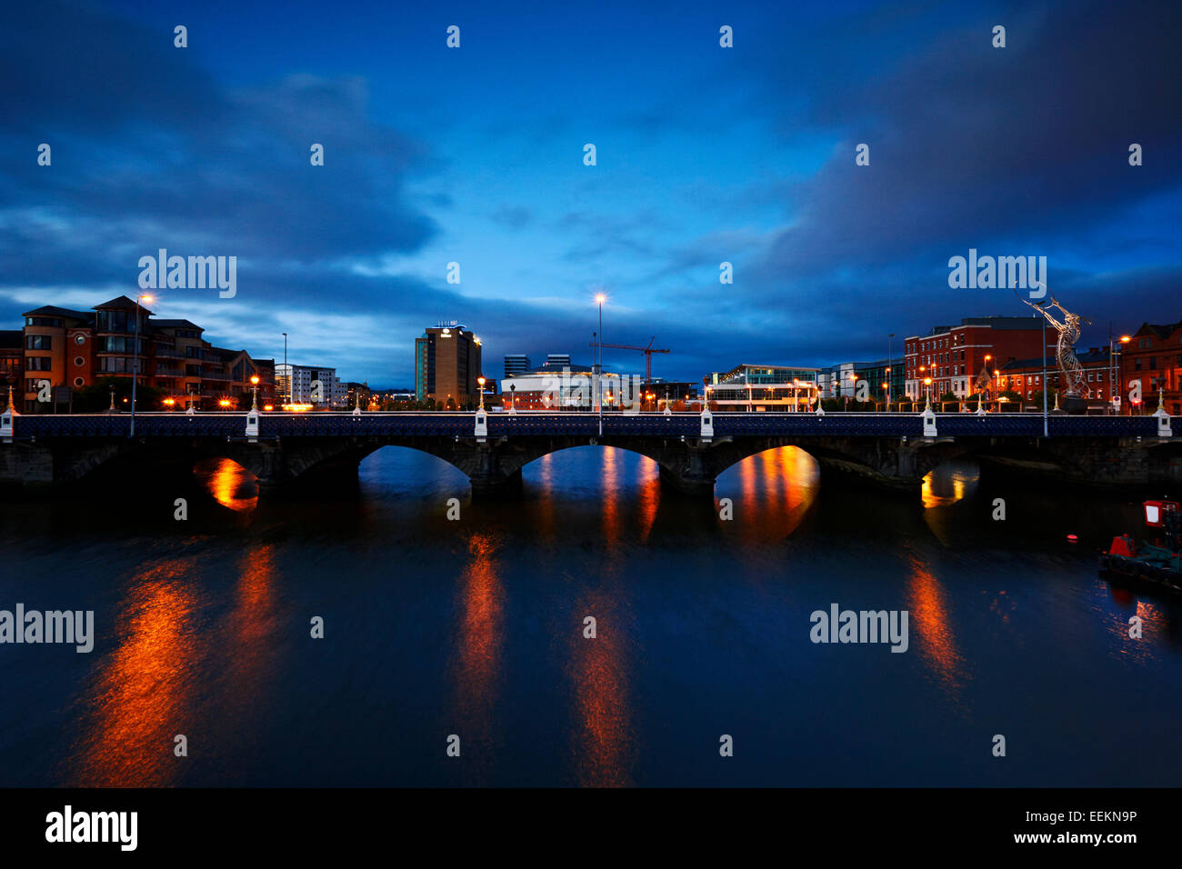River lagan et queens bridge à l'heure bleue au centre-ville de Belfast en Irlande Banque D'Images