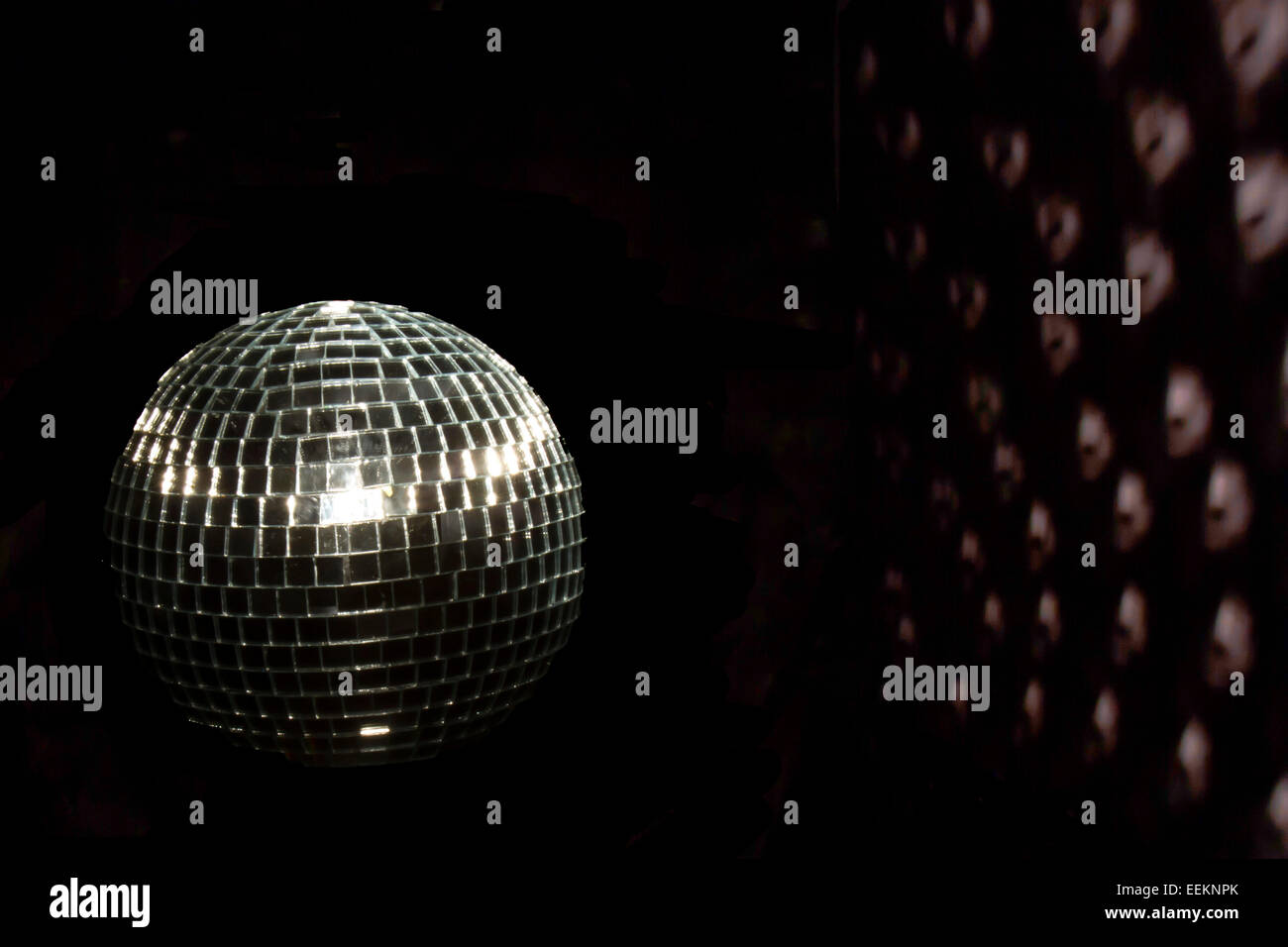 L'Abstraction de lumières blanches qui se reflète sur une partie disco ball Banque D'Images