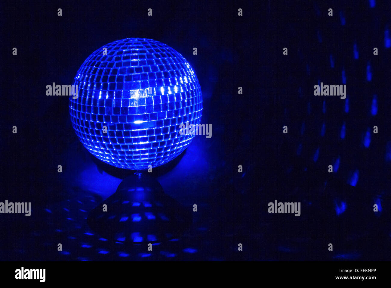L'Abstraction de feux bleus reflétant une partie disco ball Banque D'Images