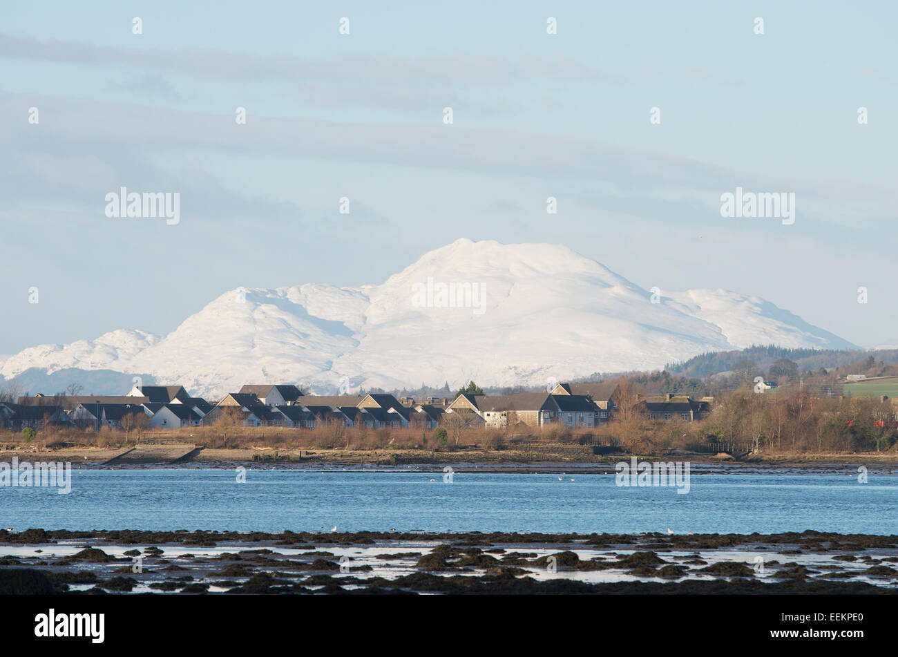 Quartier résidentiel à Dumbarton sur l'estuaire de la rivière Clyde avec le Ben Lomond couvertes de neige derrière. Banque D'Images