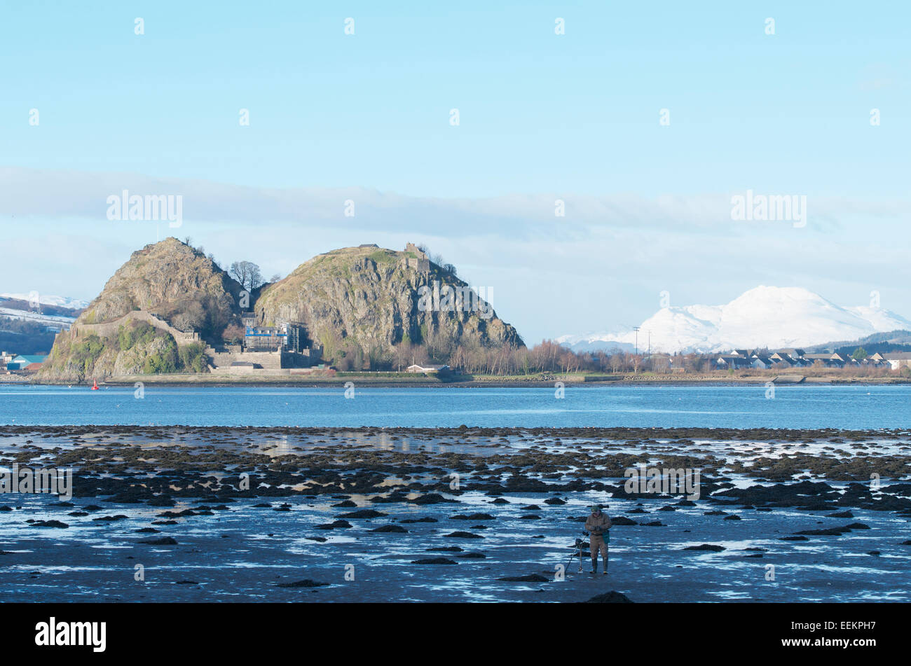 Dumbarton Rock sur l'estuaire de la rivière Clyde avec le Ben Lomond couvertes de neige dans la distance. Banque D'Images