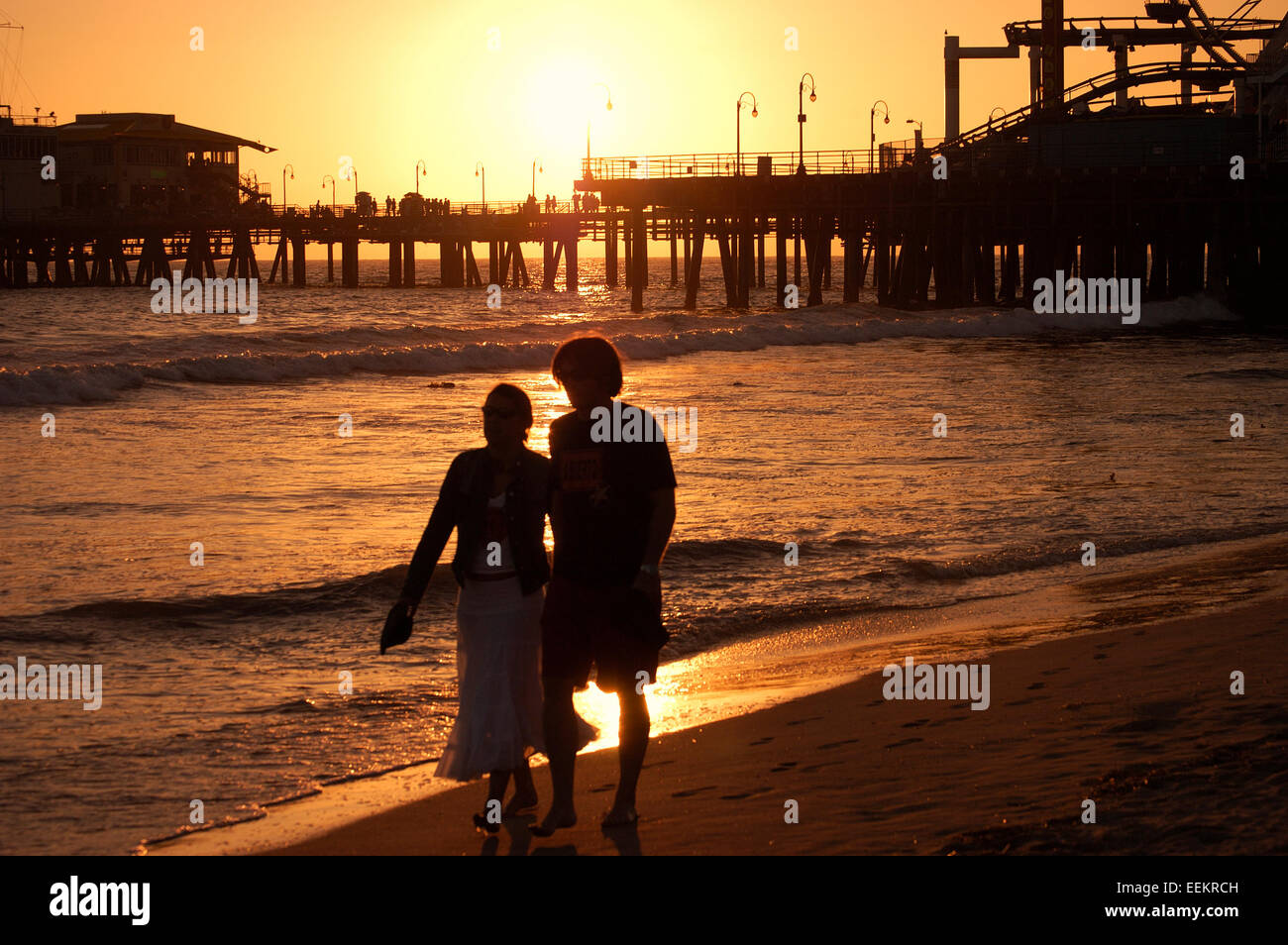 Couple en train de marcher sur la plage. Santa Monica, Californie, USA. Banque D'Images