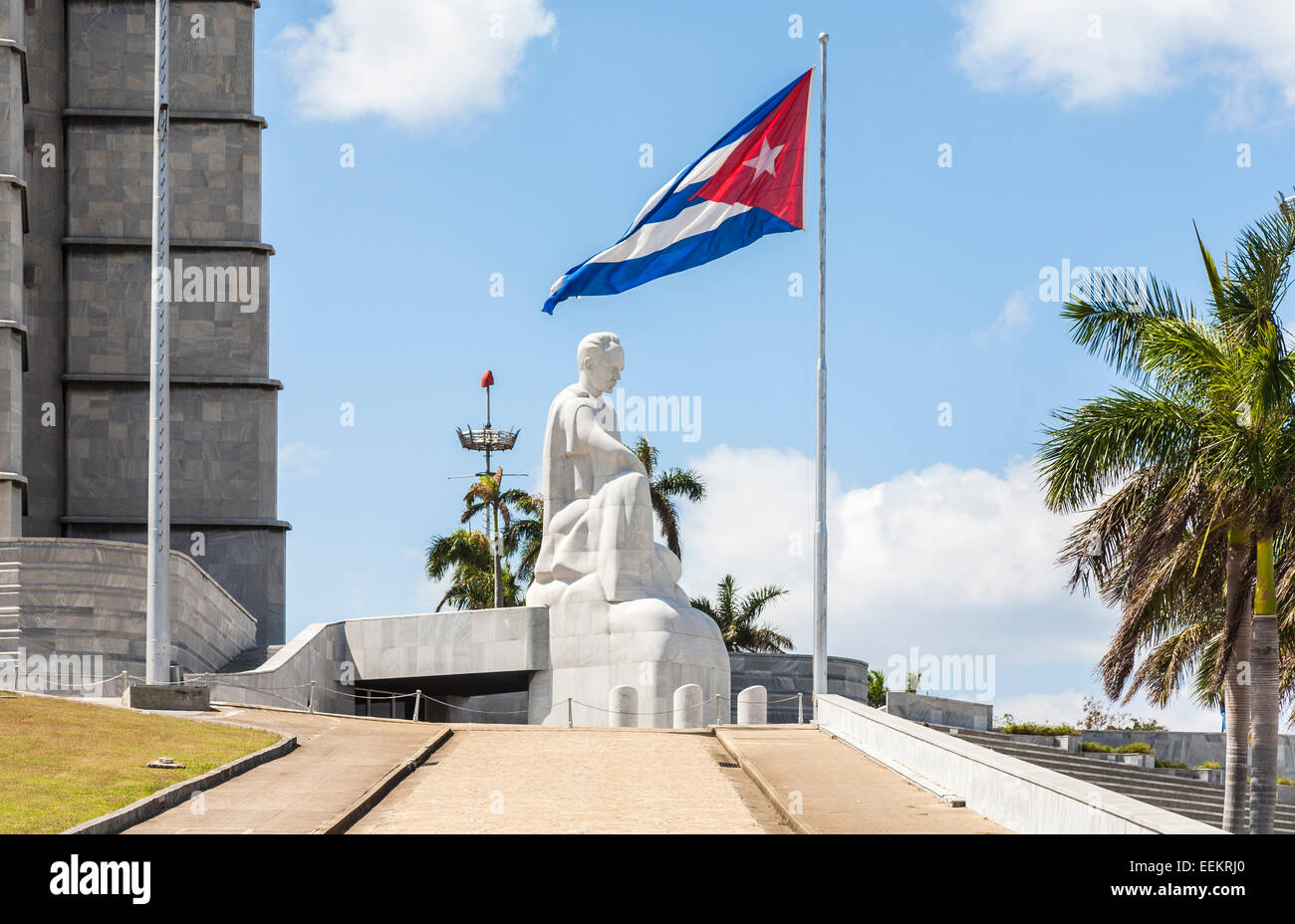 Curiosités : statue en marbre blanc de Jose Marti, Plaza de la Revolución (Place de la Révolution), La Havane, capitale de Cuba avec drapeau national cubain Banque D'Images