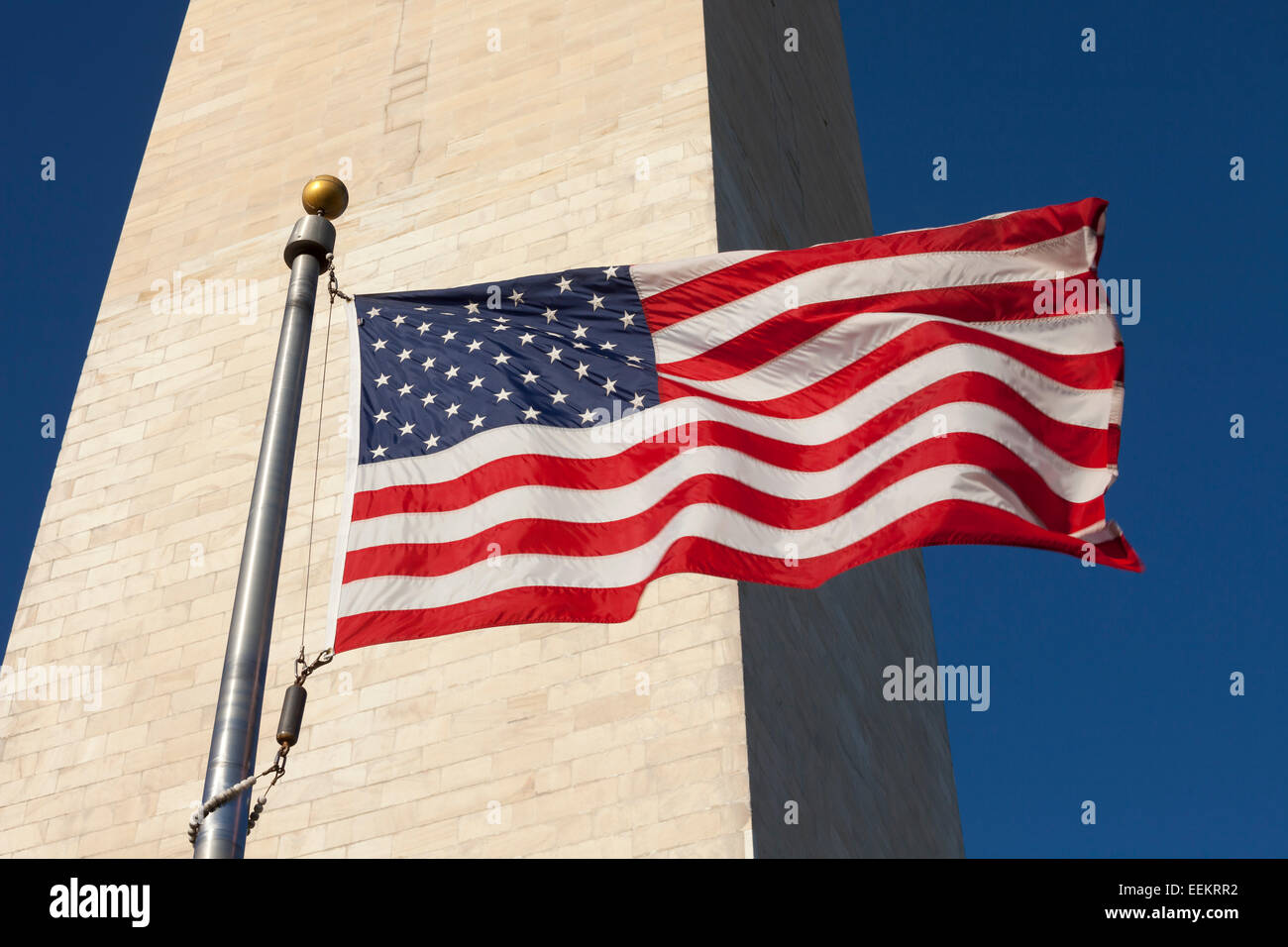 Drapeau américain dans le vent au Washington Monument. Banque D'Images