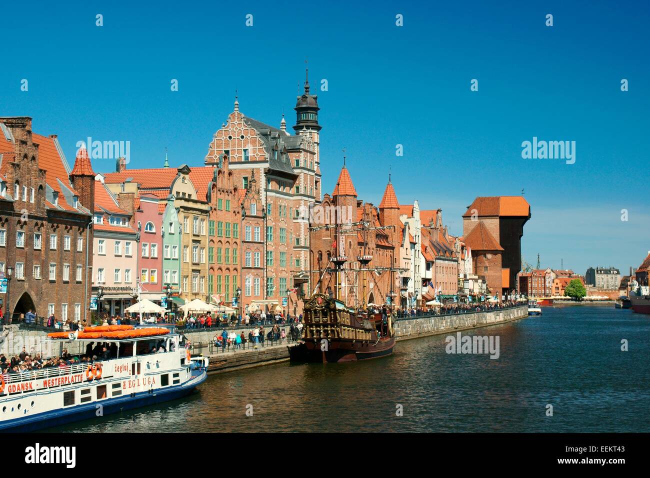 Gdansk Pologne. Vieille Ville. Dlugie Pobrzeze regardant vers le bas de la porte et la grue Mariacka Gate sur la zone touristique de la rivière Motlawa Banque D'Images