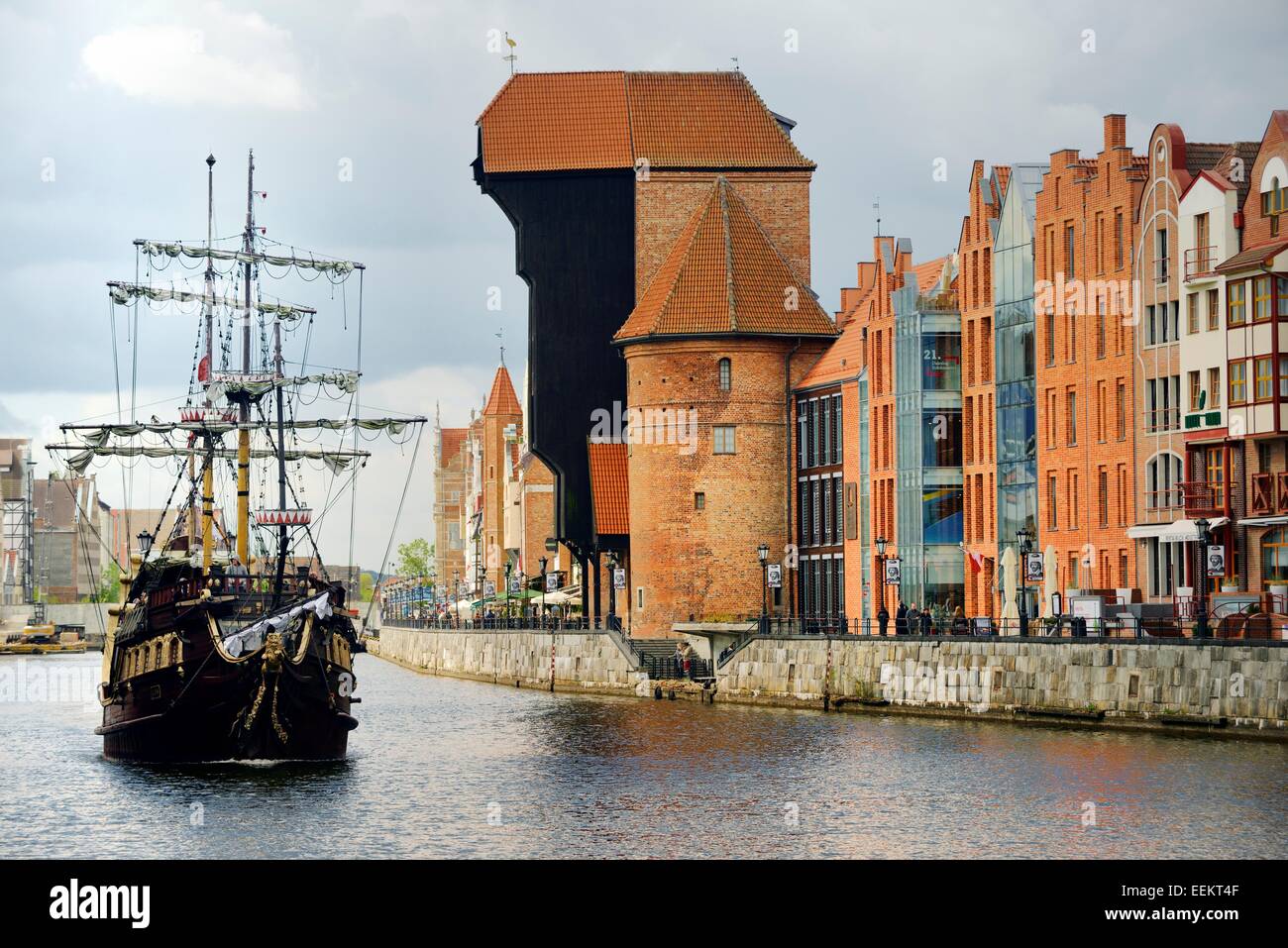 Gdansk Pologne. Vieille Ville. Grue médiévale Gate s'élève au-dessus de la rivière Motlawa et bâtiments historiques sur la Dlugie Pobrzeze Banque D'Images