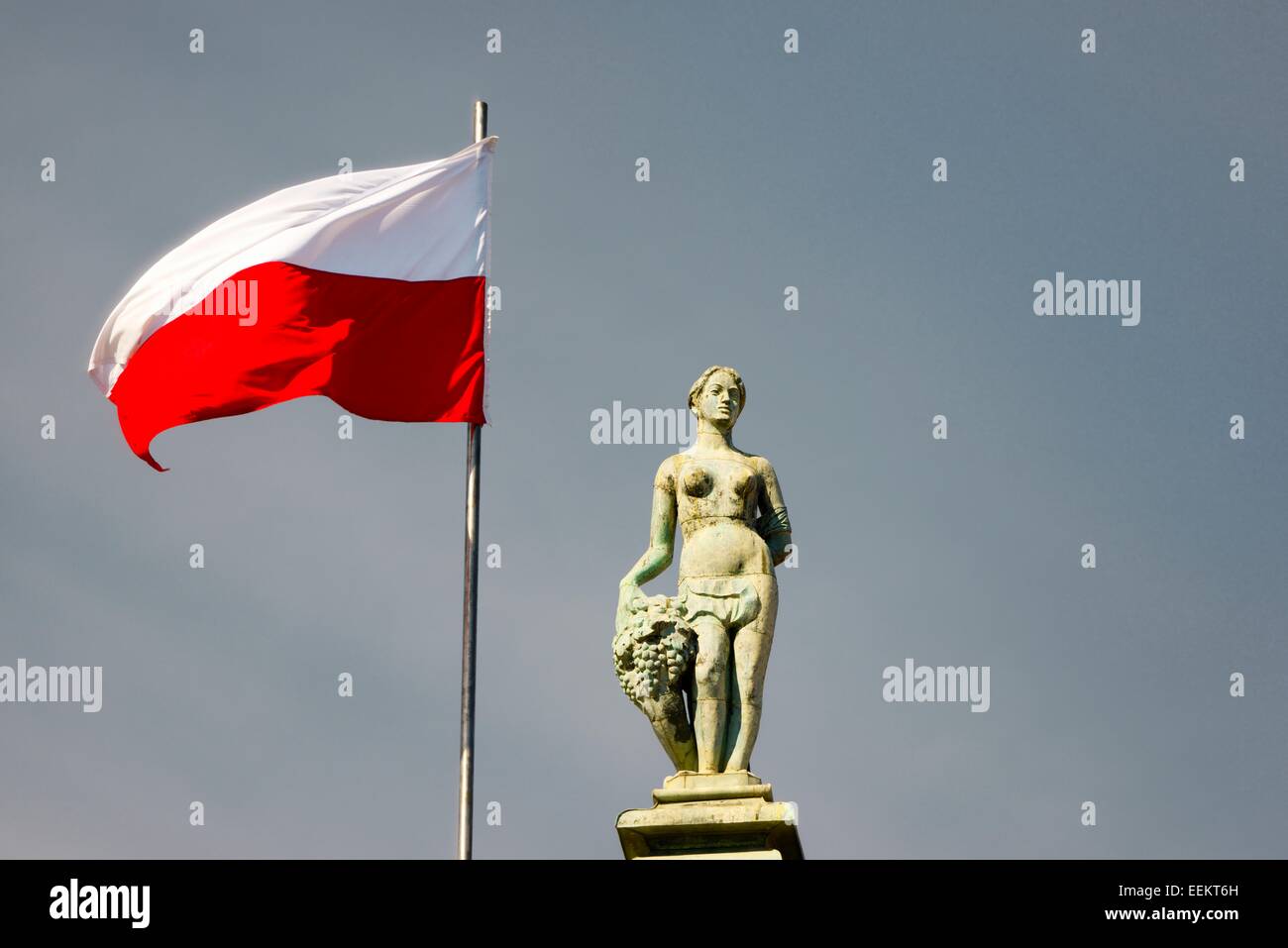 Gdansk Pologne. Drapeau polonais et statue sur le dessus de la Cour d'Artus de la vieille ville rue principale de Dlugi Targ Banque D'Images