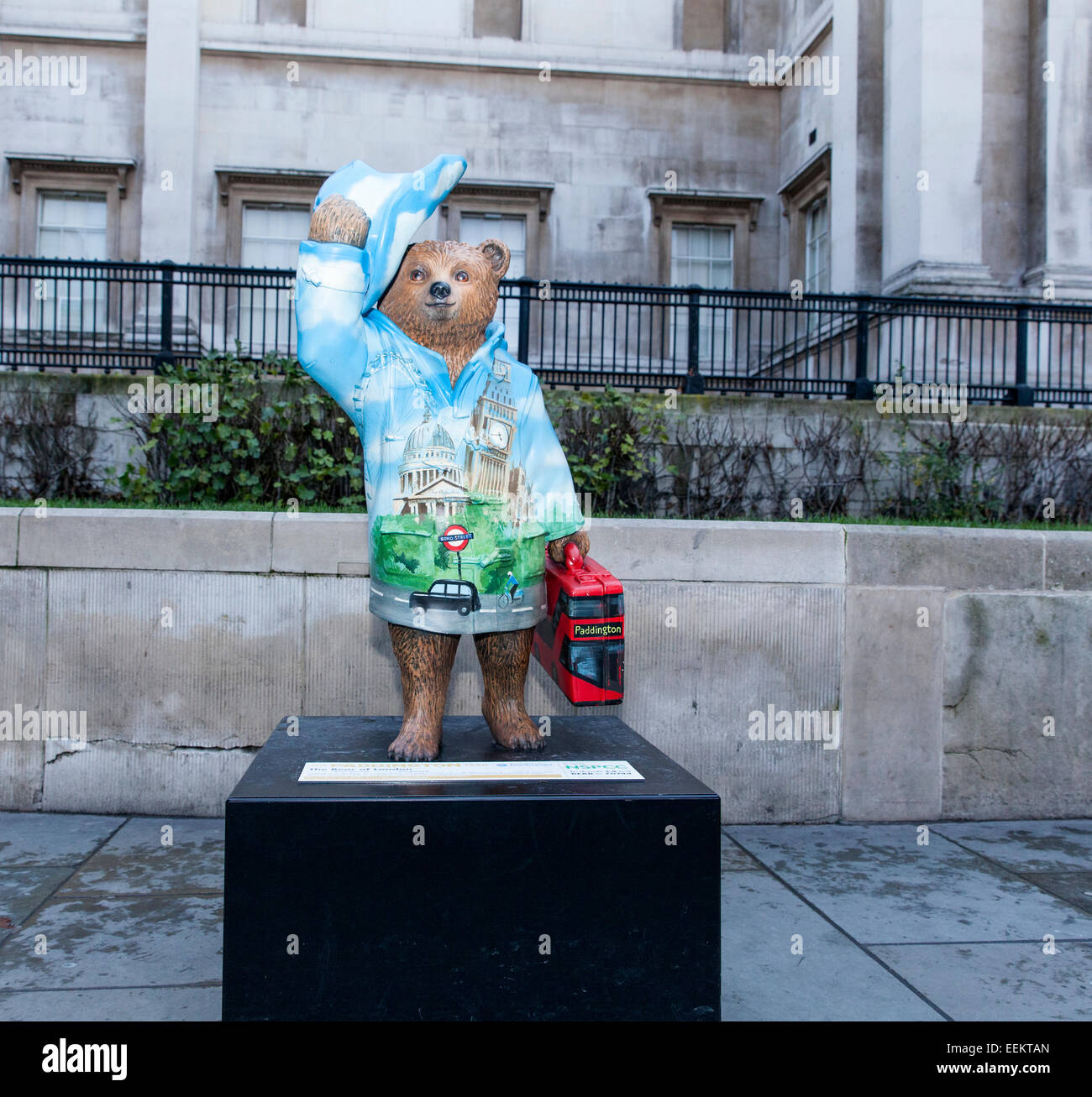 L'ours de Londres Paddington Bear statue conçue par le maire de Londres Boris Johnson mis aux enchères pour recueillir des fonds pour la NSPCC Banque D'Images