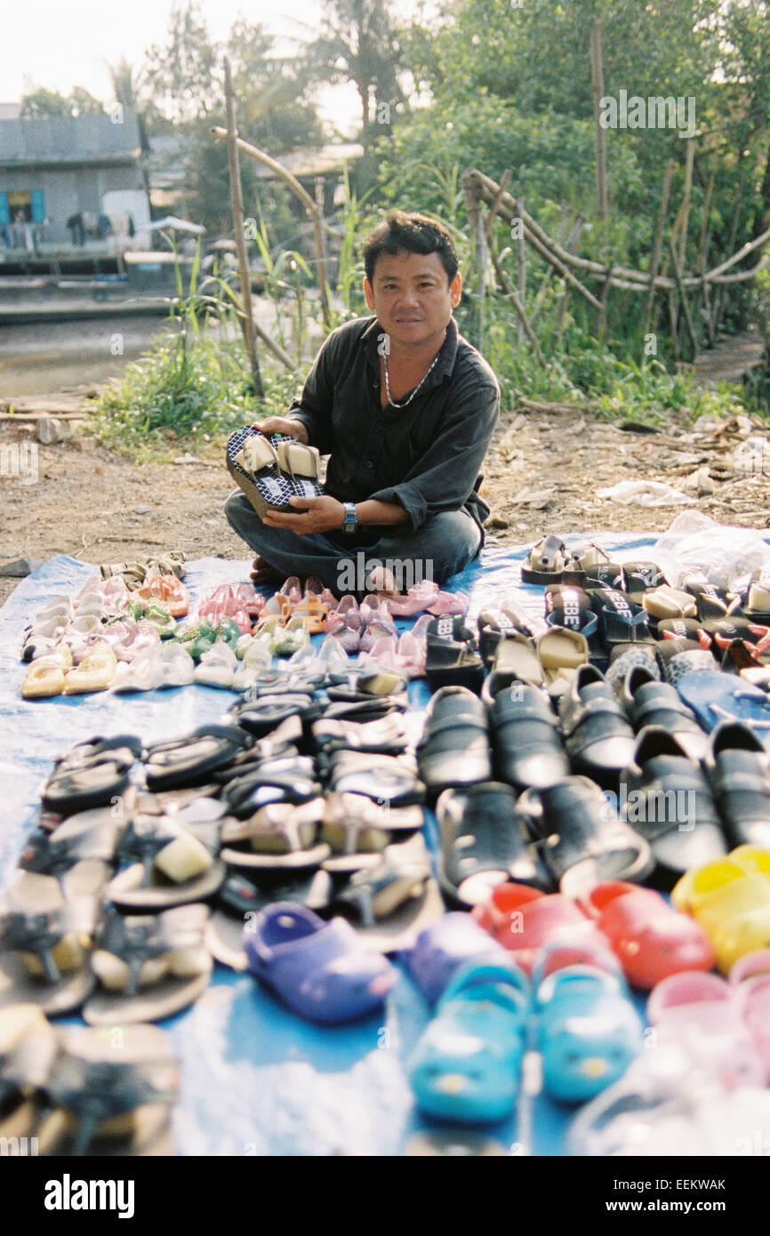 Vendeur de rue vietnamiens chaussures vente Banque D'Images