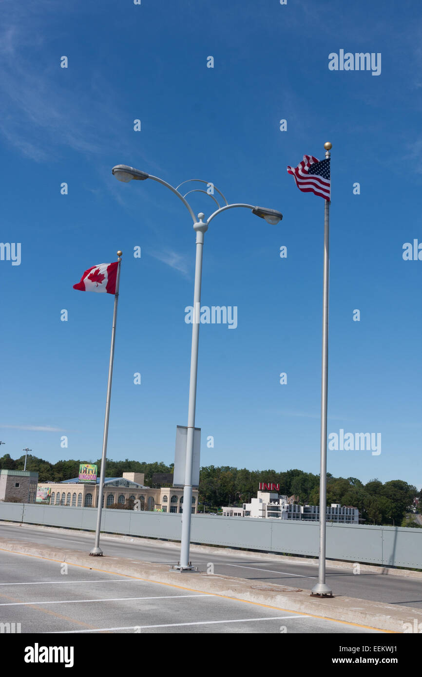 Nous Canada border sur le pont Rainbow, Niagara Falls, NY 14303 Banque D'Images