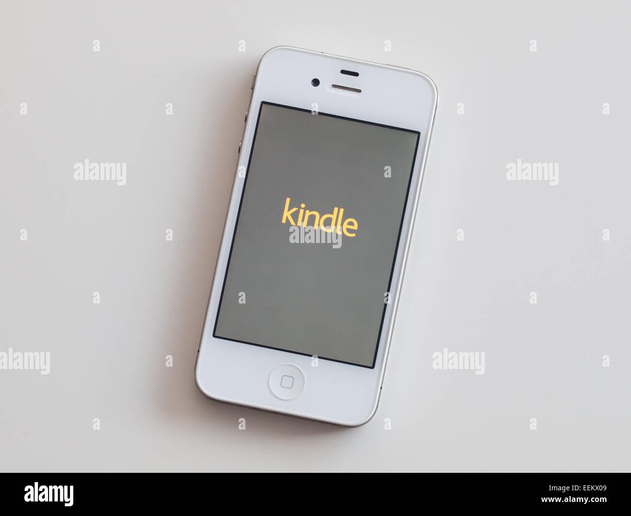 Une vue de l'écran d'accueil de l'Amazon Kindle app sur un Apple iPhone 4 blanc. Banque D'Images