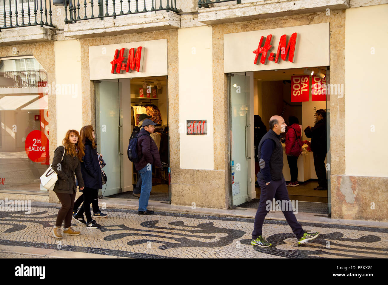 Lisbonne, Portugal- Janvier 10th, 2015 : l'extérieur de H&M à Lisbonne le  10 janvier 2015 Lisbonne, Portugal. H&M est une globa Photo Stock - Alamy