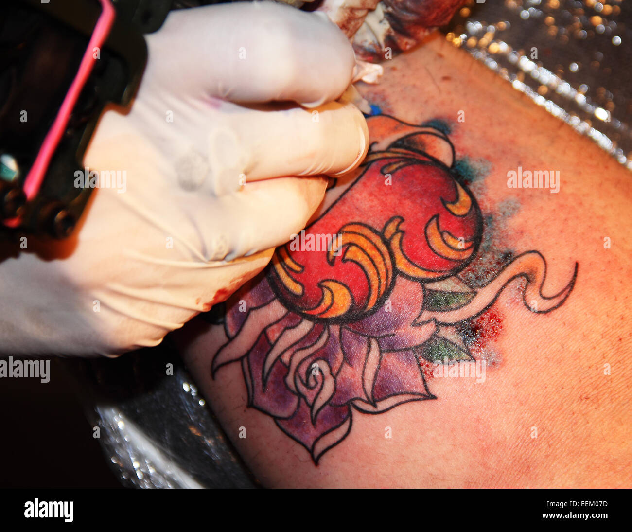 Décisions de tatouage coloré avec coeur rose et ruban Banque D'Images