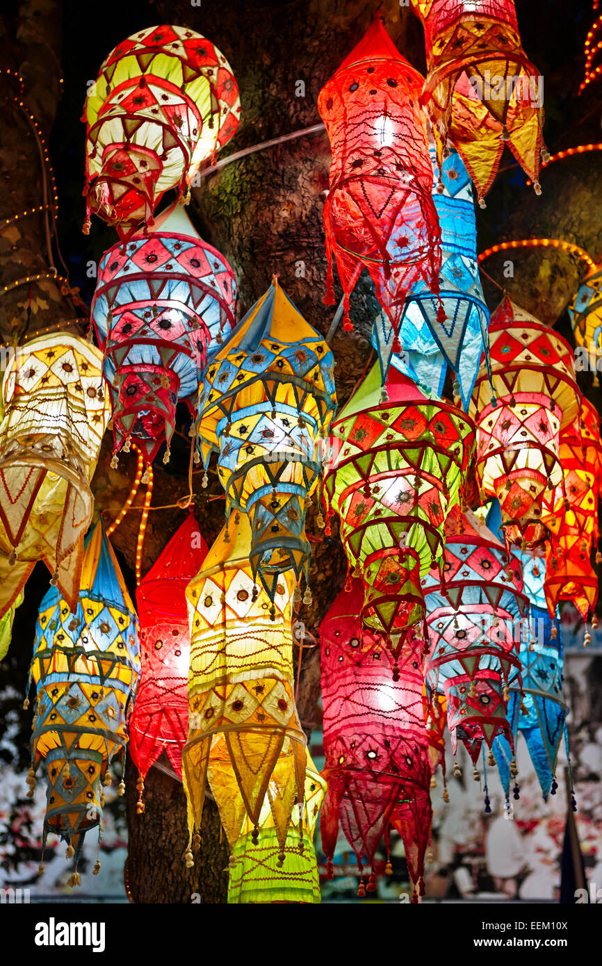 Lanternes éclairées la nuit. Kusadasi, Turquie. Banque D'Images