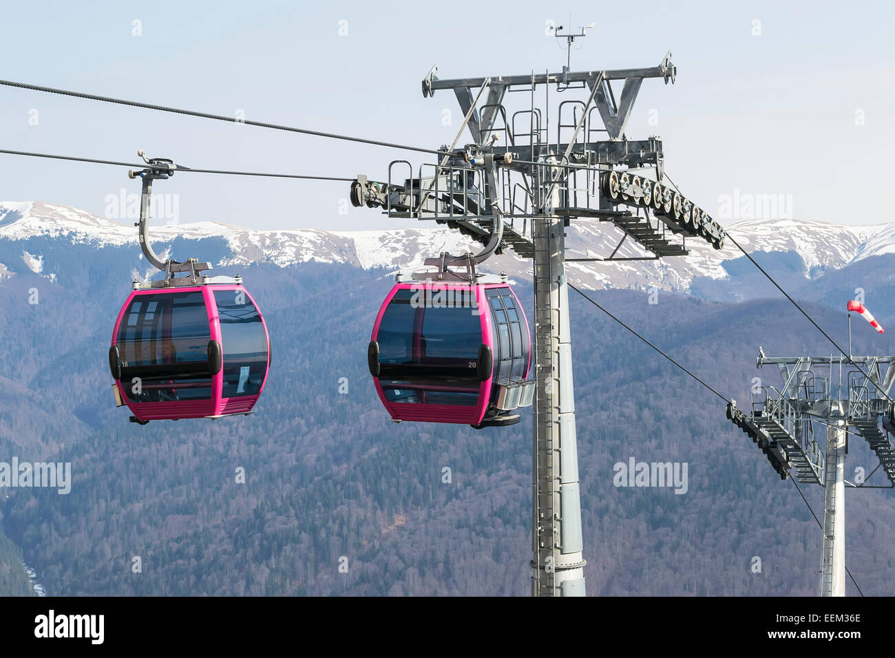 Système de transport de deux téléphériques en altitude dans les montagnes Banque D'Images