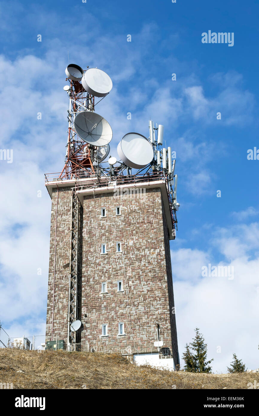 Station de relais de télévision placés en altitude pour signal utile sur les montagnes Banque D'Images
