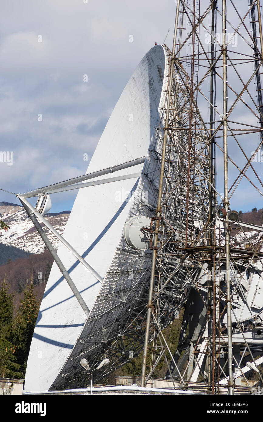 Près d'une antenne parabolique près d'une tour de communications Banque D'Images