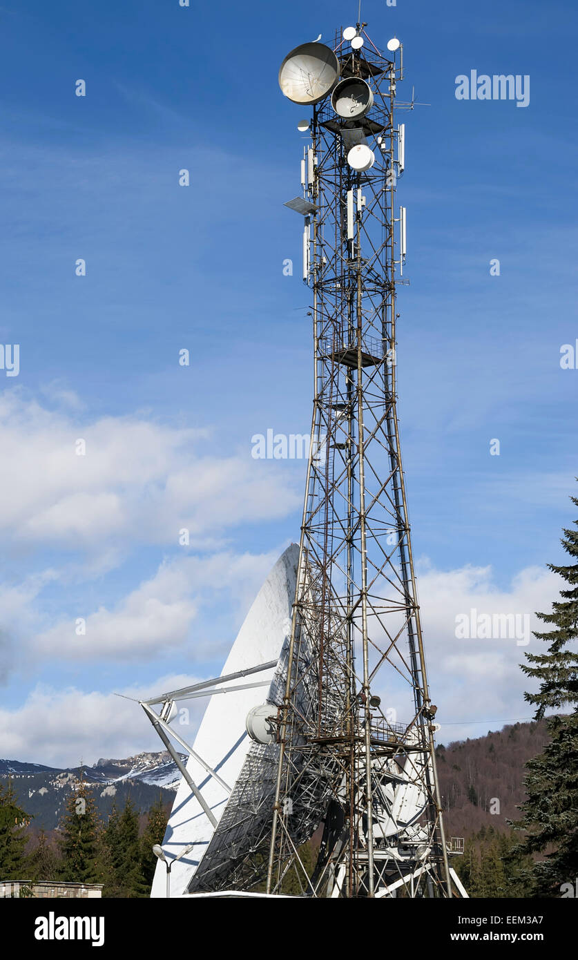 Vue latérale d'une grande antenne satellite avec de l'équipement pour les transmissions Banque D'Images