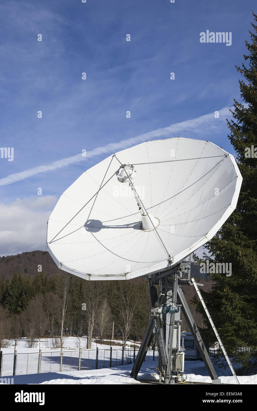 L'antenne au sol pour les transmissions par satellite avec système de guidage Banque D'Images
