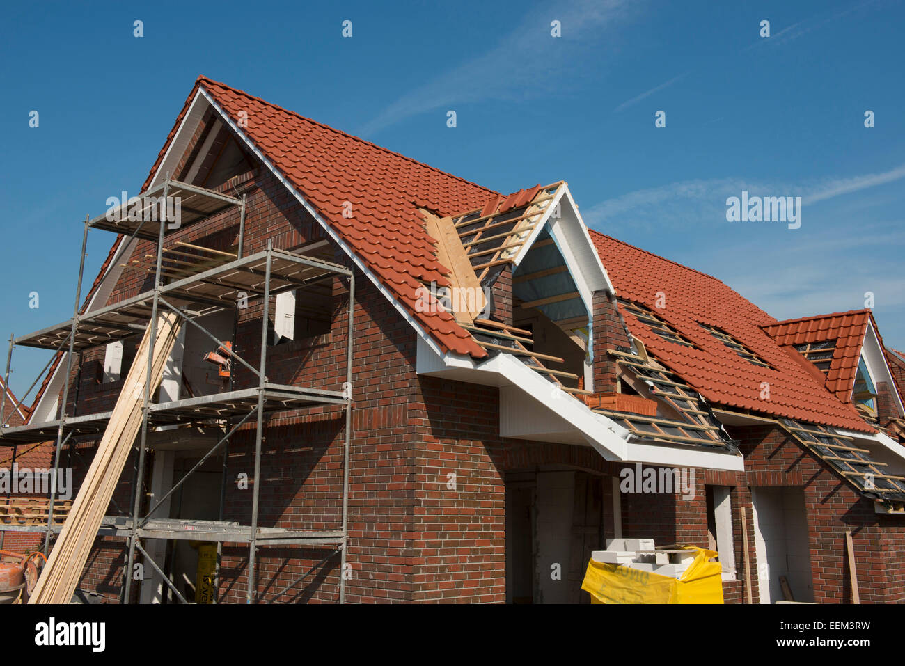 Maison nouvellement construite échafaudée, toitures, Hannover, Basse-Saxe, Allemagne Banque D'Images