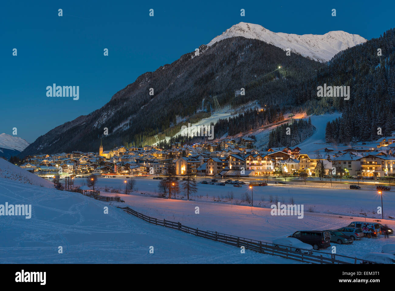 Voir d'Ischgl, centre de sports d'hiver dans la nuit, la vallée de Paznaun, Ischgl, Tyrol, Autriche Banque D'Images