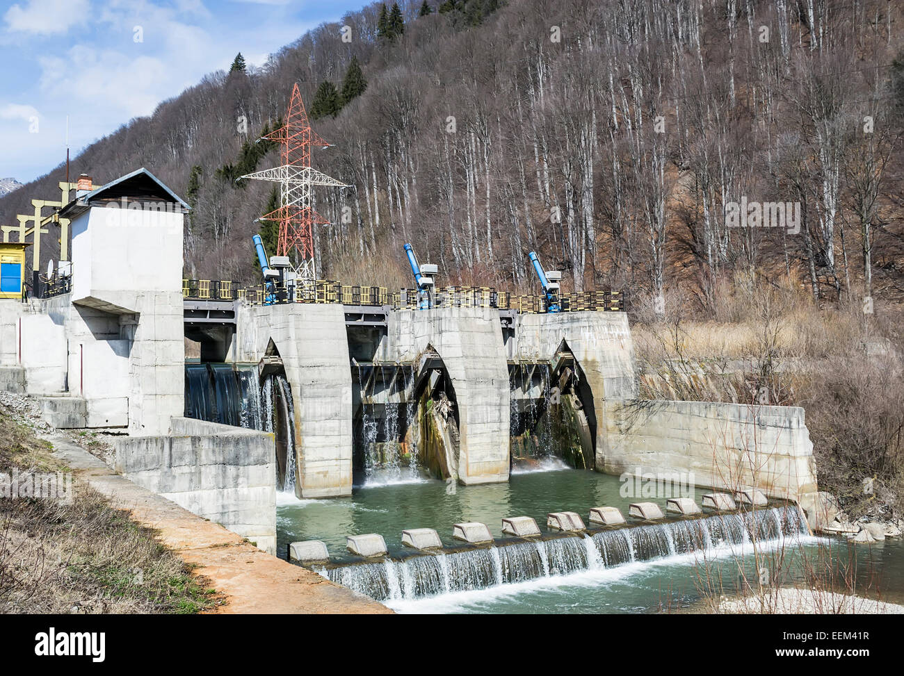 Petit barrage hydro-électrique de l'exploitation de la puissance de l'eau en zone de montagne Banque D'Images