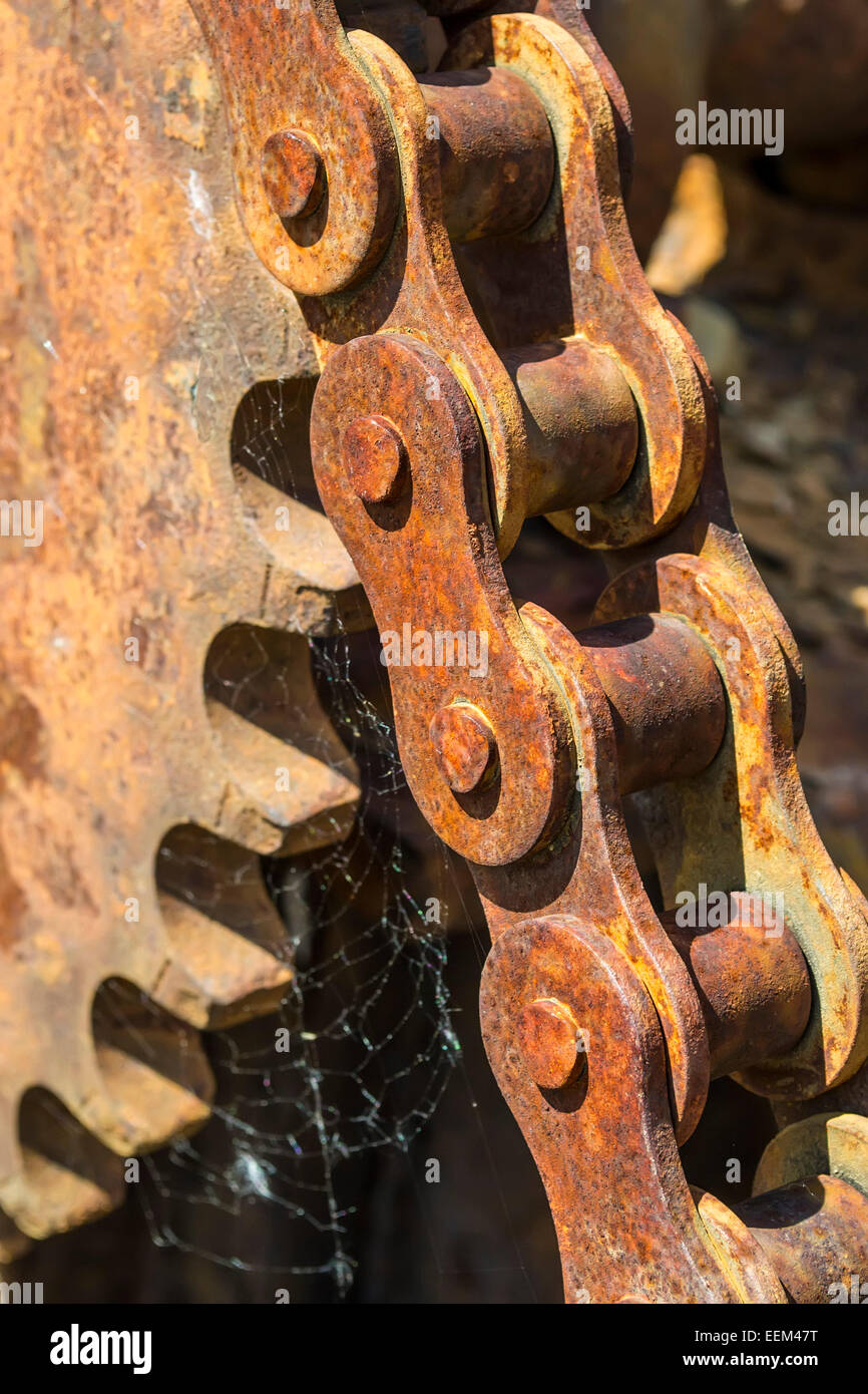 Rusty chaîne à rouleaux et roues dentées , close-up Banque D'Images