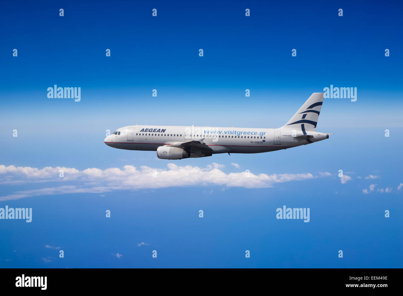 SX-DGD Aegean Airlines Airbus A320-232 im Flug über dem Mittelmeer Banque D'Images