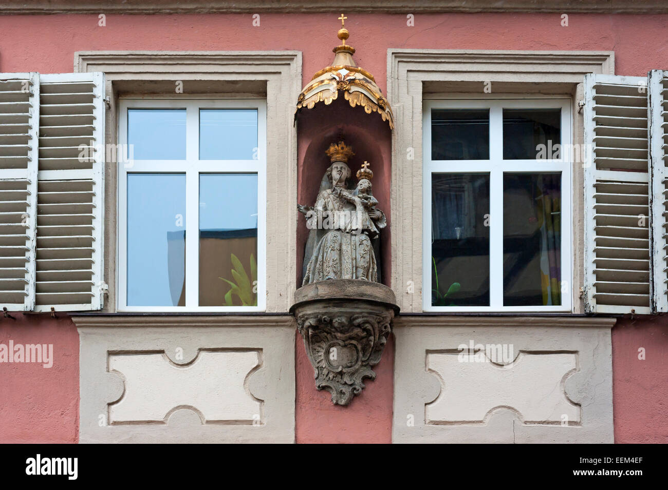 Sculpture, Sainte Vierge avec l'enfant Jésus sous un auvent d'une maison de ville, Bamberg, Haute-Franconie, Bavière, Allemagne Banque D'Images