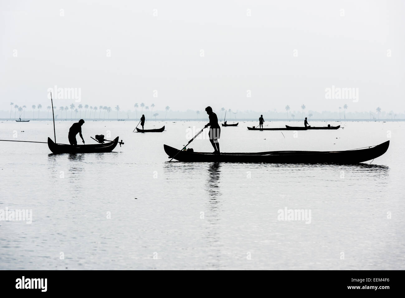 Ramasseurs de coquillages avec leurs bateaux, Lac Vembanad, Kerala, Inde Banque D'Images