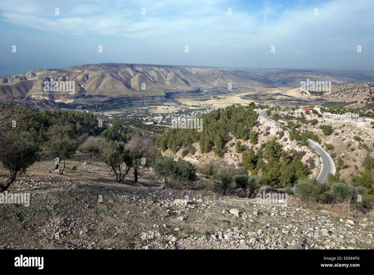 Vue sur la fertile vallée du Jourdain avec le plateau du Golan à l'arrière, ancienne ville de Gadara, Umm Qais, Jordanie Banque D'Images