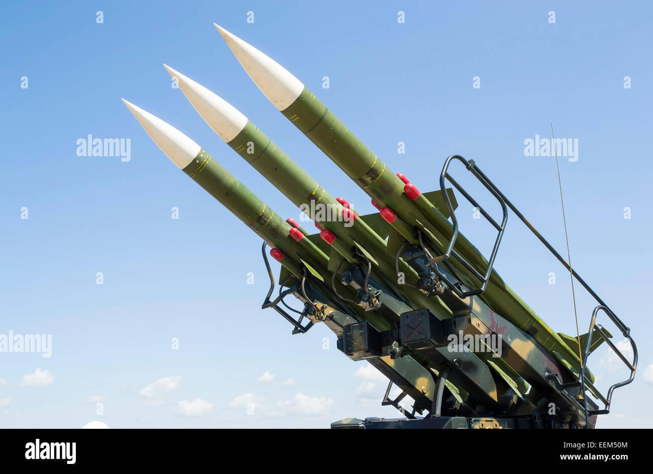Lanceur de missiles guidés fabriqués russe avec trois roquettes, orienté vers l'ouest, prête pour le déploiement Banque D'Images