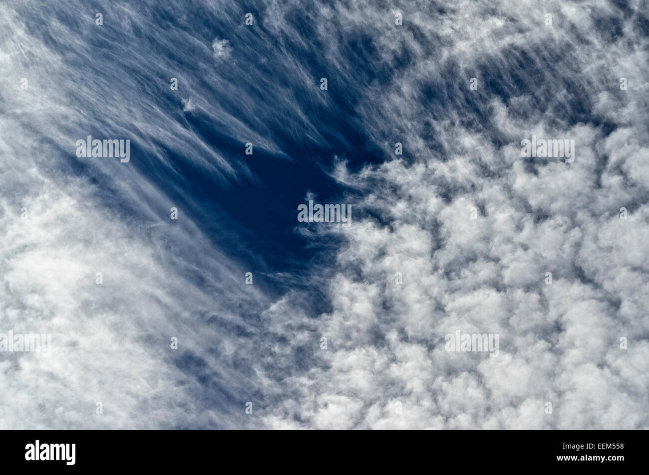 Les nuages altocumulus altocumulus floccus, sur le dessus, avec bandes contre un ciel bleu, Rhénanie du Nord-Westphalie, Allemagne Banque D'Images