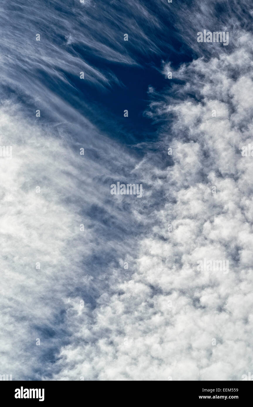 Les nuages altocumulus altocumulus floccus, sur le dessus, avec bandes contre un ciel bleu, Rhénanie du Nord-Westphalie, Allemagne Banque D'Images