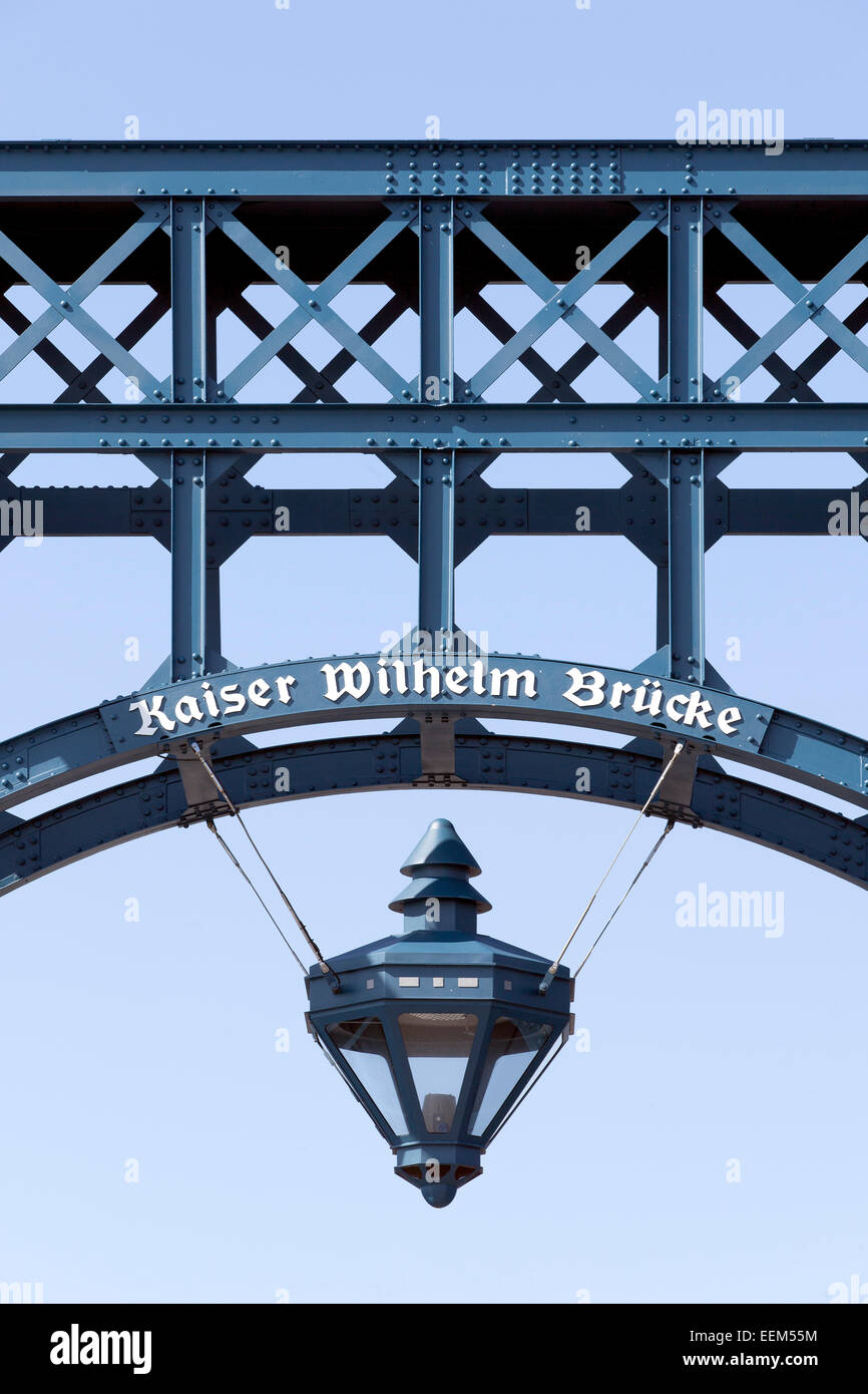 Wilhelm Kaiser Bridge, pont tournant historique de 1907 dans le port, Wilhelmshaven, Basse-Saxe, Allemagne Banque D'Images