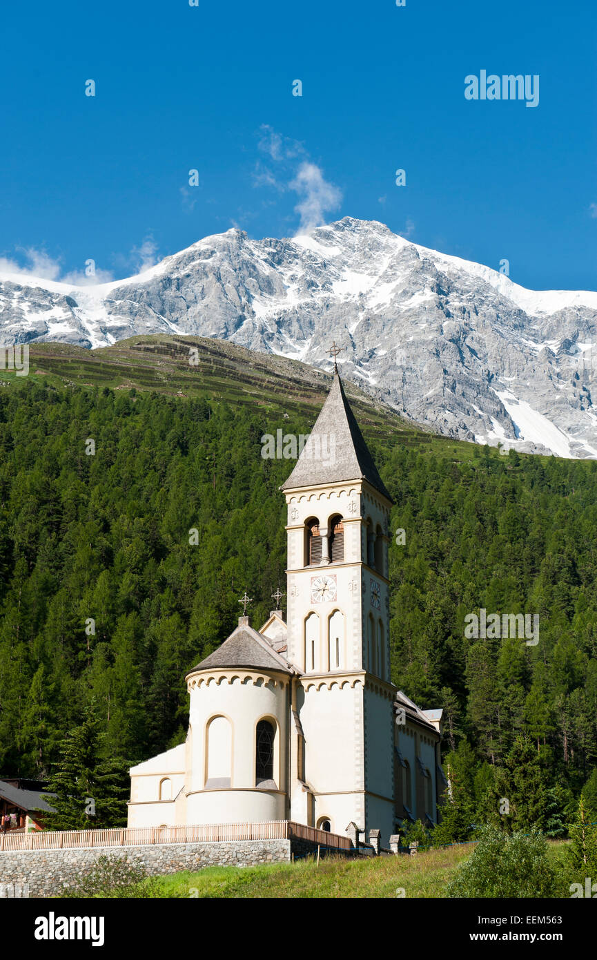 L'église paroissiale de Saint Gertraud, le sommet de l'Ortler, 3905 m, à l'arrière, l'Ortles, Sulden, Solda, Alpes Ortler Banque D'Images
