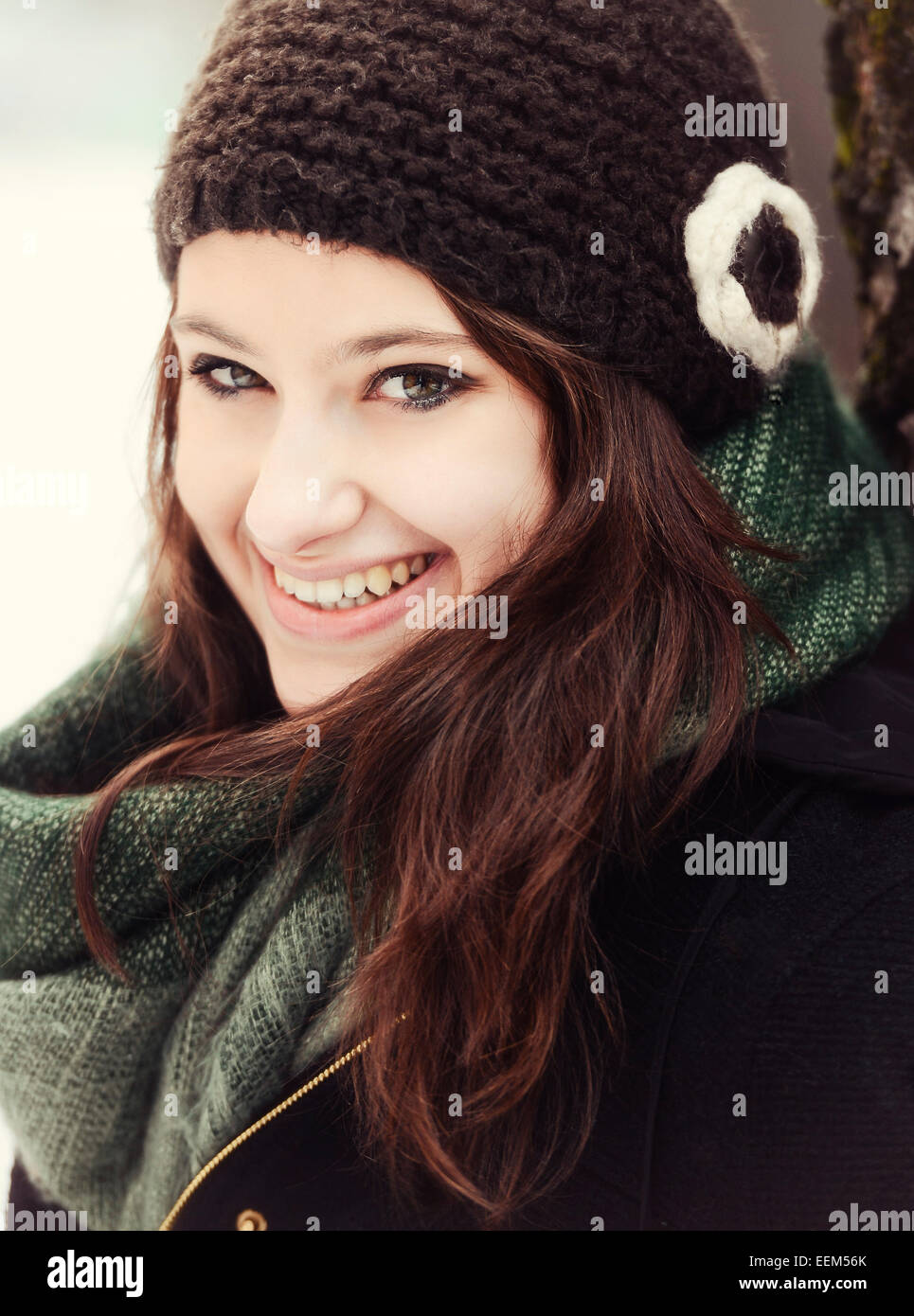 Smiling young woman wearing hat and scarf en hiver, portrait Banque D'Images