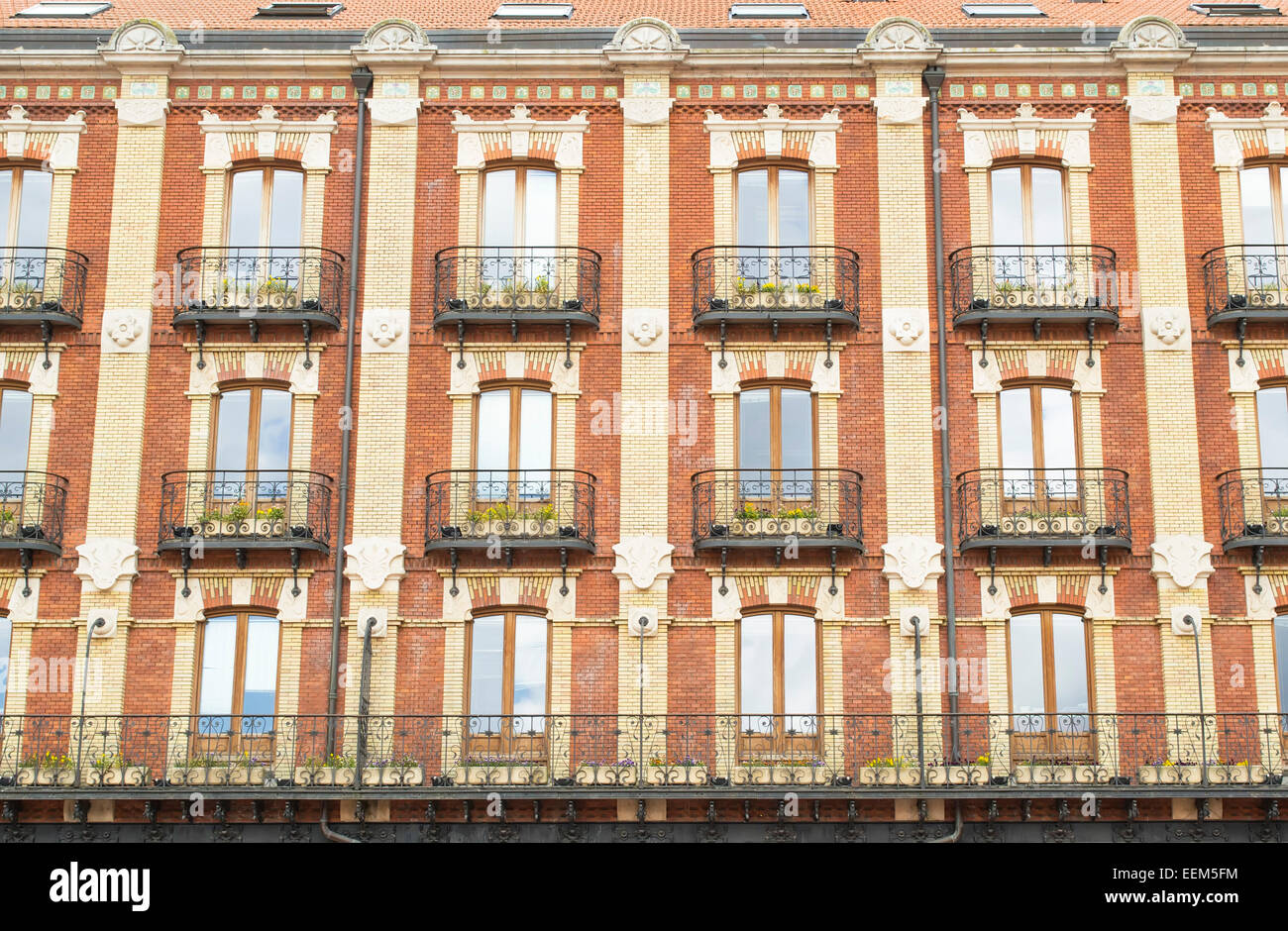 Vacances la façade de l'immeuble avec des rangées de balcons de style européen Banque D'Images