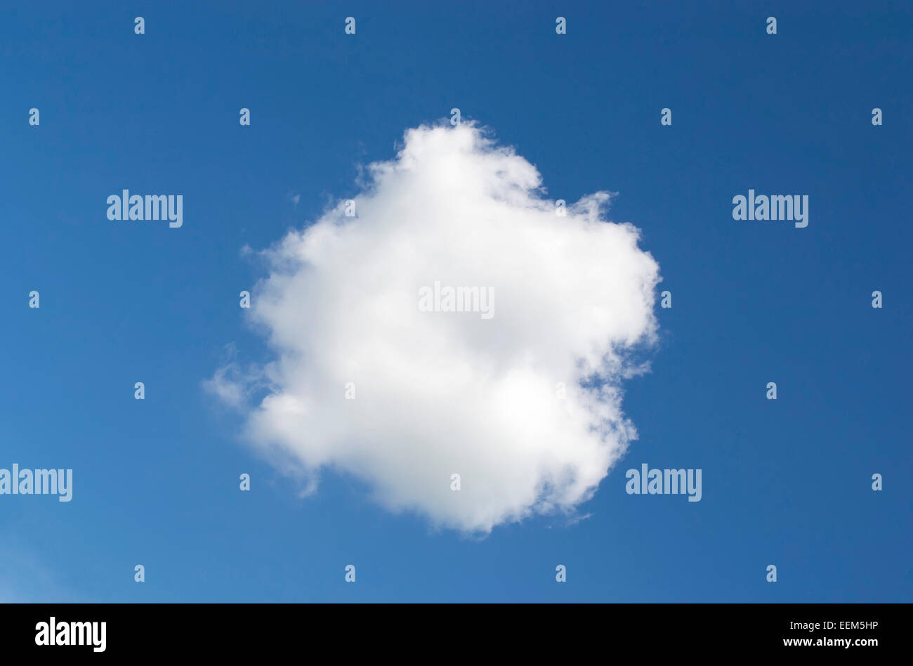 Seul nuage blanc sur fond de ciel bleu profond Banque D'Images