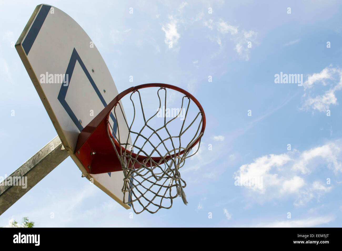 Panier de basket-ball avec couverture incluse sous un ciel bleu Photo Stock  - Alamy