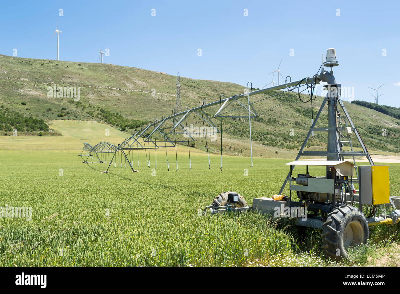 Système d'irrigation à pivot central utilisé pour livrer des quantités d'eau dans une zone de champ désigné par le déplacement en cercle Banque D'Images