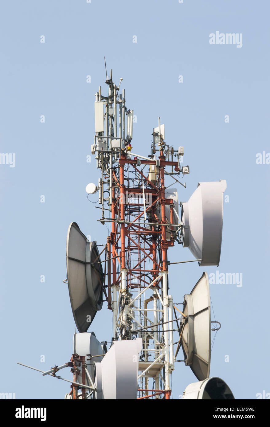Tour de communications chargé avec des antennes paraboliques et divers équipements électroniques Banque D'Images
