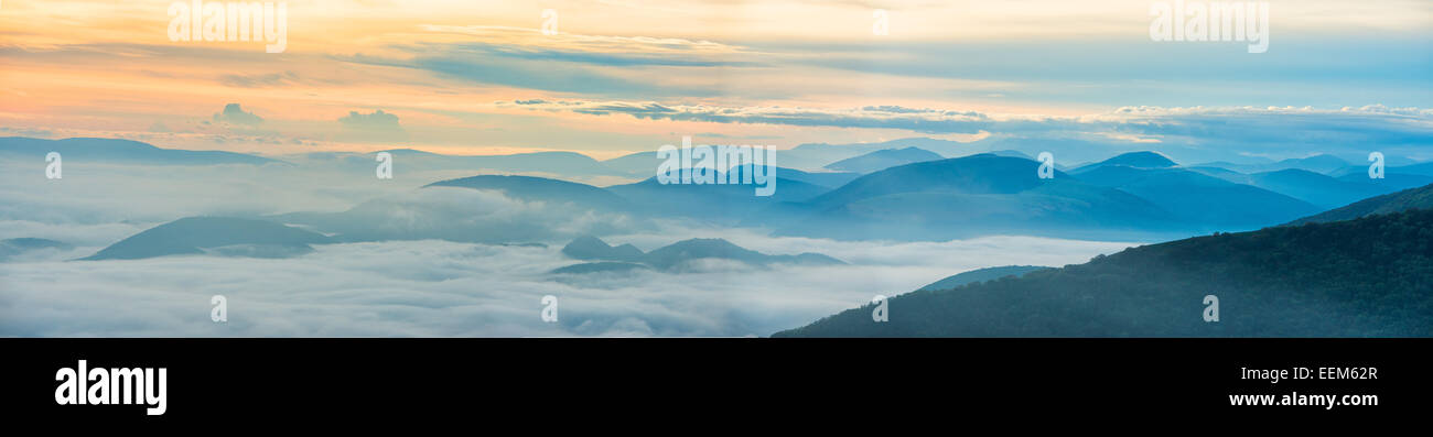 Silhouette de la montagne au lever du soleil avec des nuages et du brouillard, Apennins, Ombrie, Italie Banque D'Images