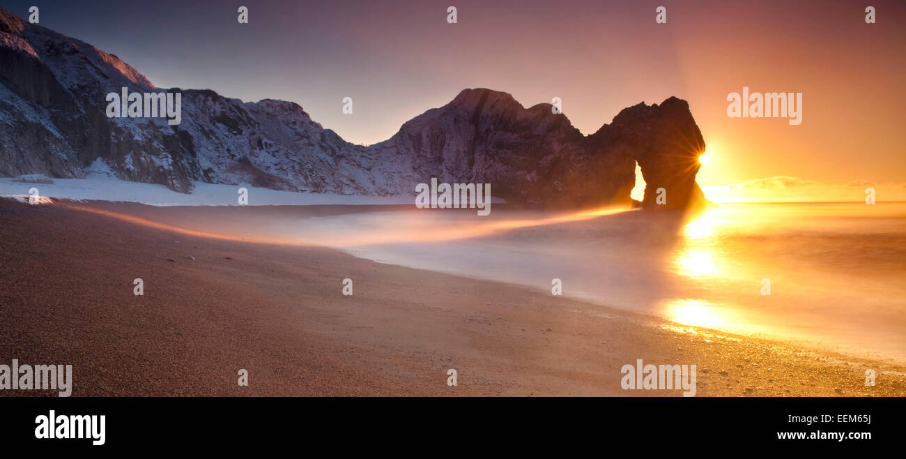 Royaume-uni, Angleterre, dans le Dorset, Durdle Door et plage de sable au lever du soleil Banque D'Images