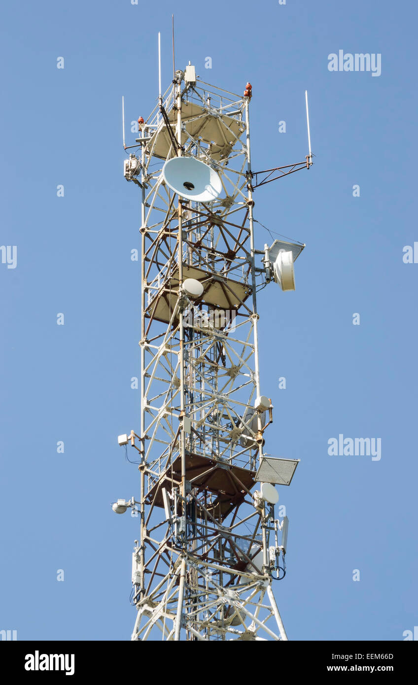 Tour de communications chargé avec antennes et divers équipements électroniques Banque D'Images