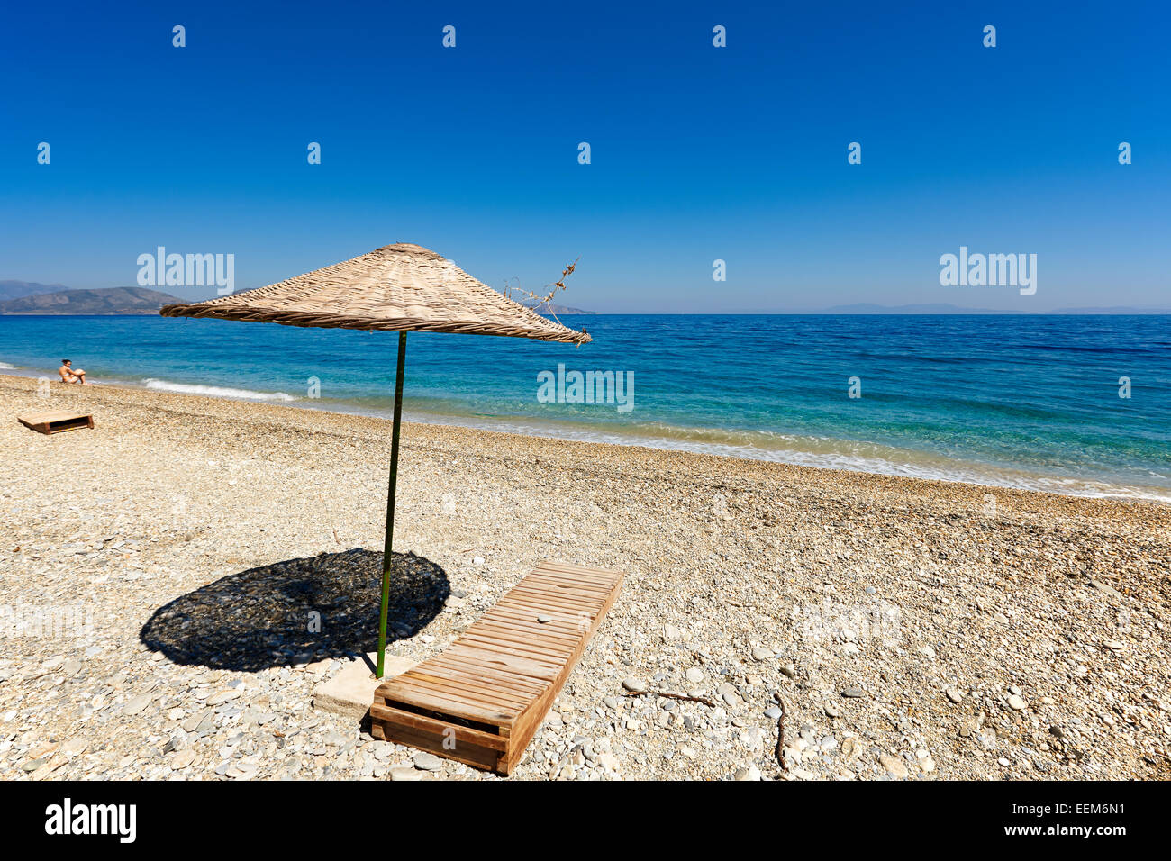 Transat et parasol sur la plage. Parc national de la péninsule de Dilek, province d'Aydin, Turquie. Banque D'Images