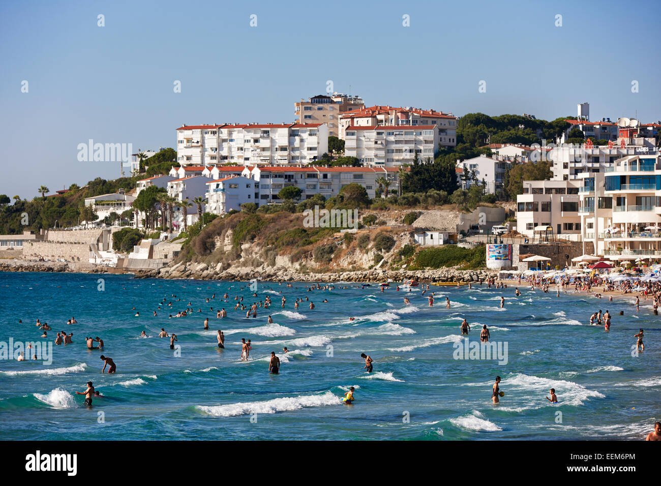 Les personnes se baignant dans la mer à la plage de Ladies. Kusadasi, province d'Aydin, Turquie. Banque D'Images