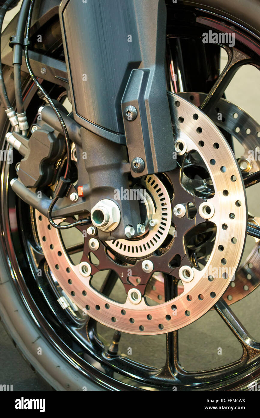 Roue avant d'une moto avec détail d'un système de freinage moderne Banque D'Images