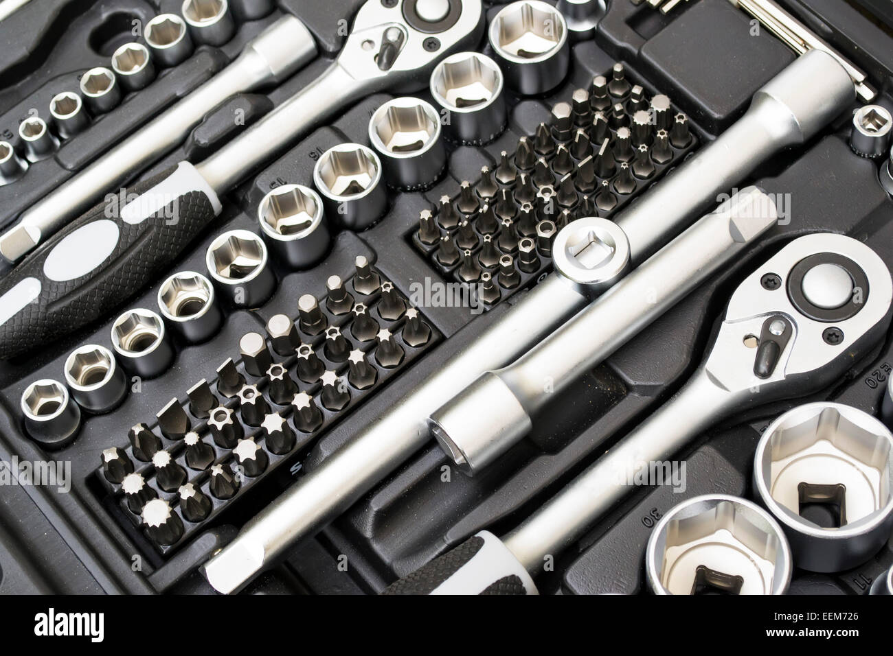 Ensemble d'outils en alliage chrome-vanadium, contenant des clés et la  taille des bits et des différentes extensions tubulaires dans un Photo  Stock - Alamy