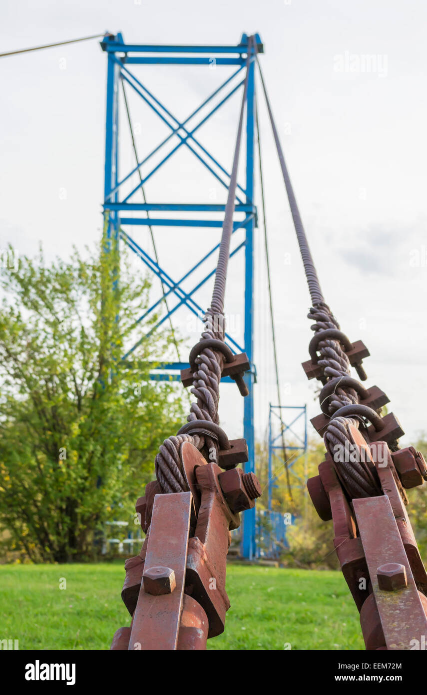 Système de câble en acier pour ancrer une ossature métallique bridge, détail architectural Banque D'Images Système de câble en acier pour ancrer une ossature métallique bridge, détail architectural Banque D'Images